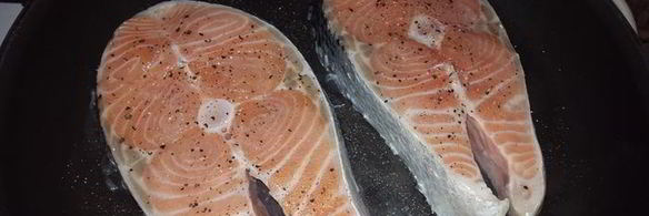 жареный лосось с гарниром из кускуса с черри и красным луком