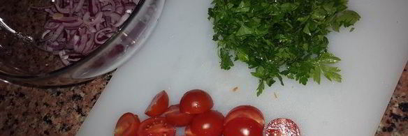 жареный лосось с гарниром из кускуса с черри и красным луком