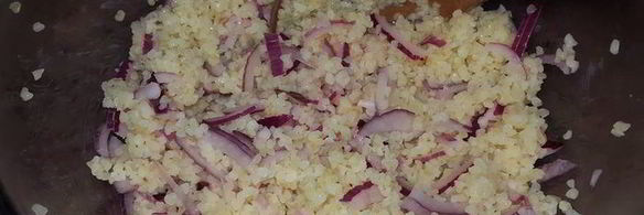 жареный лосось с гарниром из кускуса с черри и красным луком