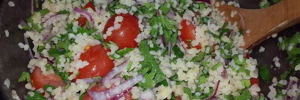 жареный лосось с гарниром из кускуса с черри и красным луком