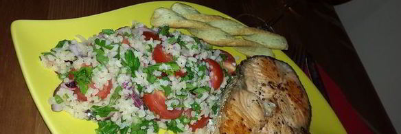 жареный лосось с гарниром из кускуса с черри и красным луком