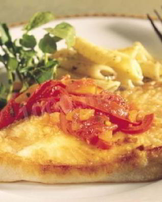 Жареный палтус с помидорами и сладким перцем