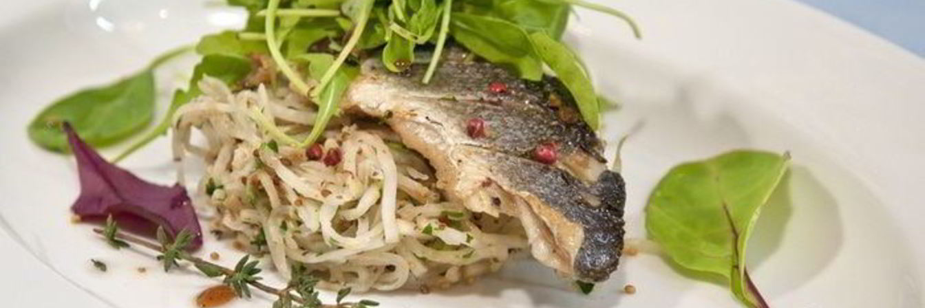 Жареный сибас с ремуладом из корня сельдерея, зернистой горчицы и салатом рукола