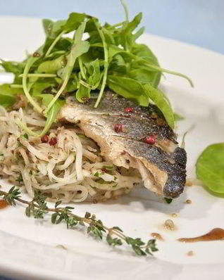 Жареный сибас с ремуладом из корня сельдерея, зернистой горчицы и салатом рукола