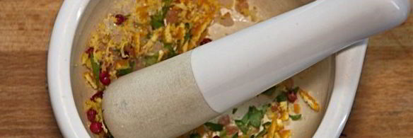 жареный сибас с ремуладом из корня сельдерея, зернистой горчицы и салатом рукола