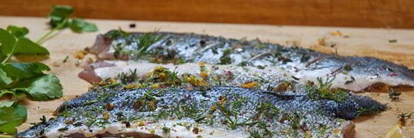 жареный сибас с ремуладом из корня сельдерея, зернистой горчицы и салатом рукола