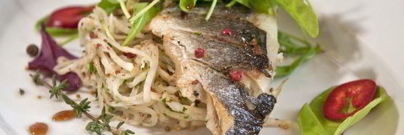 жареный сибас с ремуладом из корня сельдерея, зернистой горчицы и салатом рукола