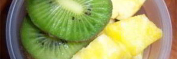 фруктовый шашлык с лимонной подливкой