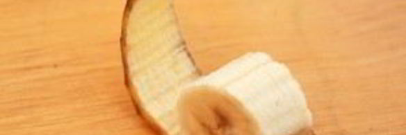 фруктовый шашлык с лимонной подливкой