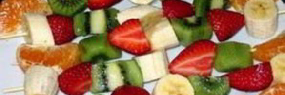 фруктовый шашлык с лимонной подливкой