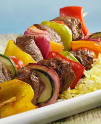 Говяжьи шашлыки на гриле с зелеными перцами и цукини