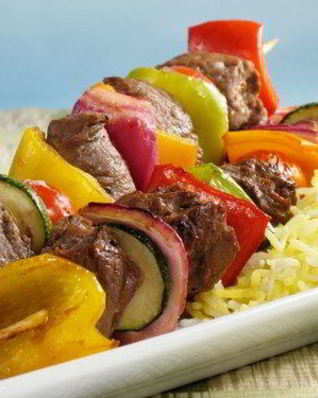 Говяжьи шашлыки на гриле с зелеными перцами и цукини