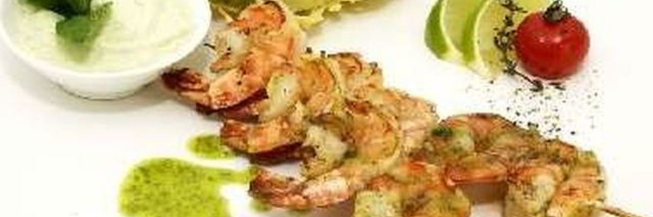Креветочные шашлычки с соусом из майонеза и кинзы