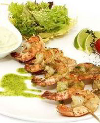 Креветочные шашлычки с соусом из майонеза и кинзы