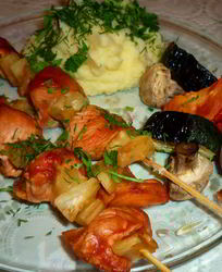 Куриный шашлык по-домашнему с грибами и ананасами