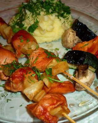 Куриный шашлык по-домашнему с грибами и ананасами