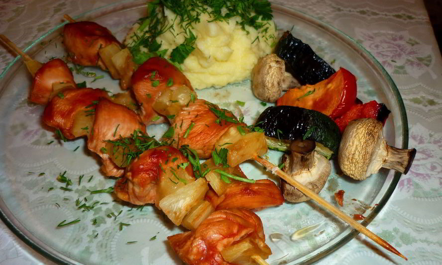 Рецепт куриного шашлыка по-домашнему с грибами и ананасами