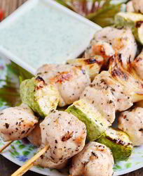 Куриный шашлык по-гречески с соусом
