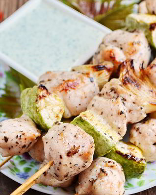 Куриный шашлык по-гречески с соусом