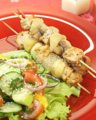 Куриный шашлык с острым салатом