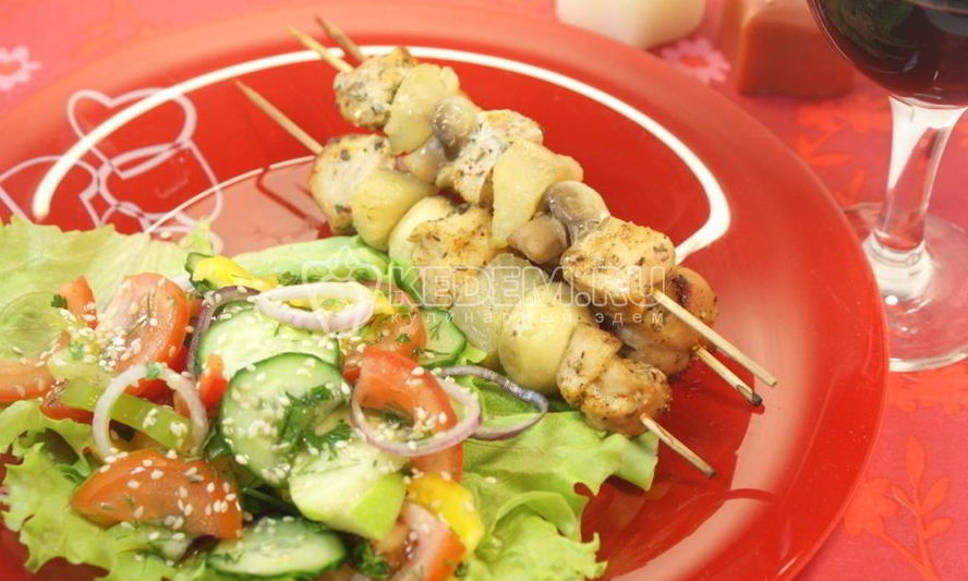 Рецепт куриного шашлыка с острым салатом