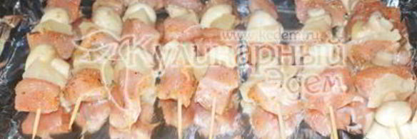 куриный шашлык с острым салатом