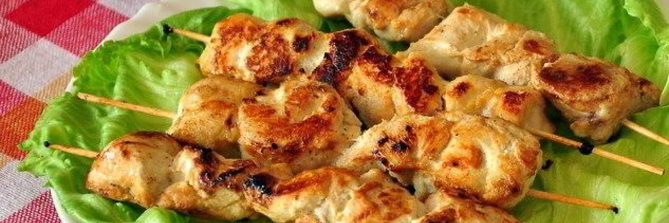 Куриные шашлычки на шпажках на сковороде