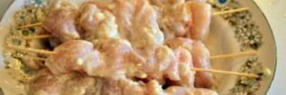 куриные шашлычки на шпажках на сковороде