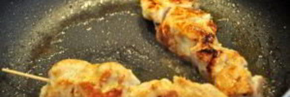 куриные шашлычки на шпажках на сковороде