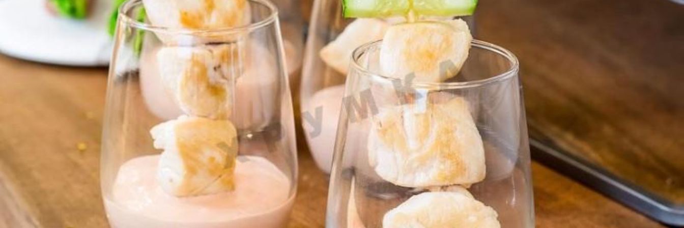 Куриные шашлычки со свежим огурцом и соусом