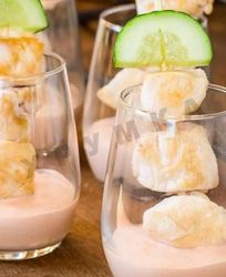 Куриные шашлычки со свежим огурцом и соусом