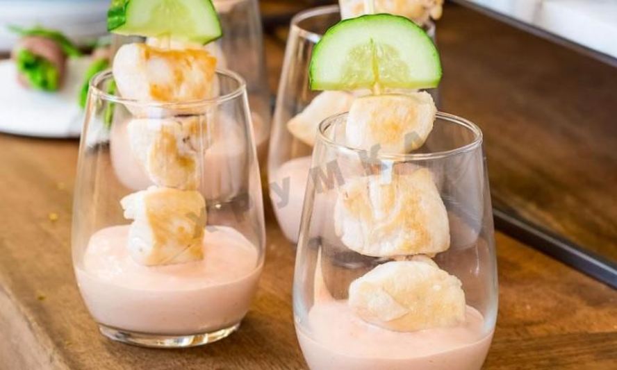 Рецепт куриных шашлычков со свежим огурцом и соусом
