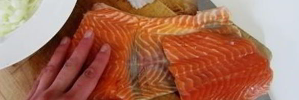 разноцветный рыбный шашлык