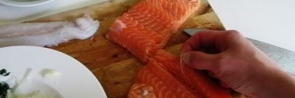 разноцветный рыбный шашлык