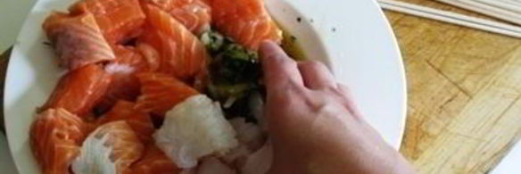 разноцветный рыбный шашлык