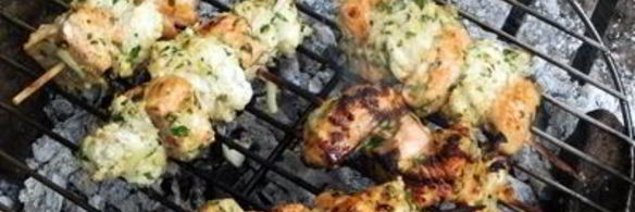 разноцветный рыбный шашлык