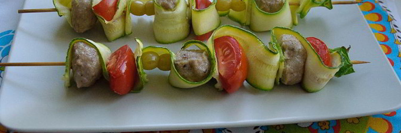 Шашлычки из фрикаделек с виноградом и помидорами