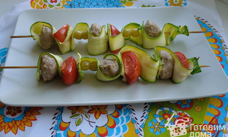 Рецепт шашлычков из фрикаделек с виноградом и помидорами