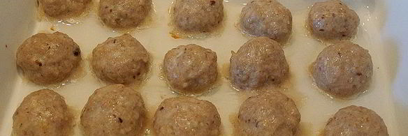 шашлычки из фрикаделек с виноградом и помидорами