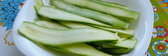 шашлычки из фрикаделек с виноградом и помидорами