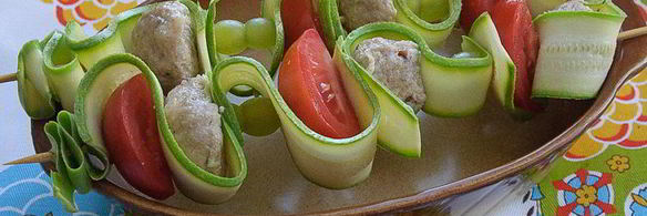 шашлычки из фрикаделек с виноградом и помидорами