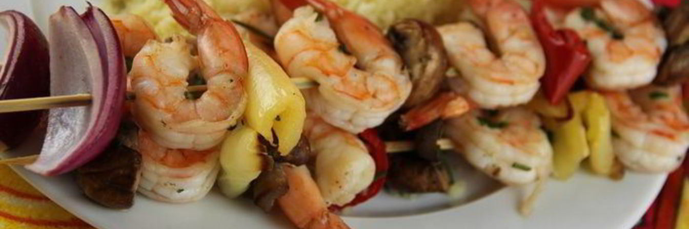Шашлычки из креветок с овощами и грибами