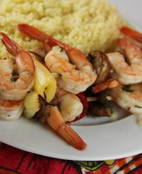 Шашлычки из креветок с овощами и грибами