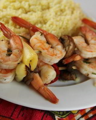 Шашлычки из креветок с овощами и грибами