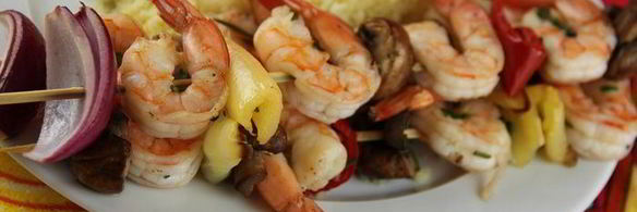 шашлычки из креветок с овощами и грибами