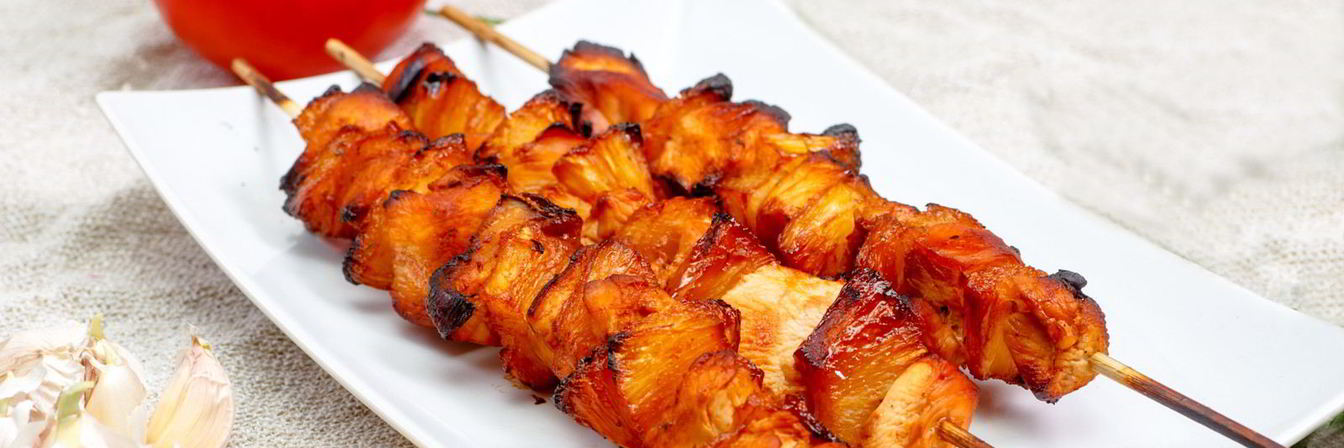 Шашлычки из куриного филе и ананасов