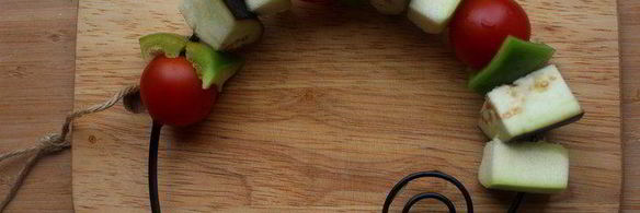 шашлычки из лосося и овощей