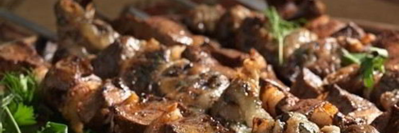 Шашлык из говяжьей печени с салом