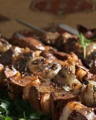 Шашлык из говяжьей печени с салом