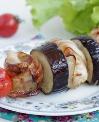 Шашлык из куриной грудки с беконом